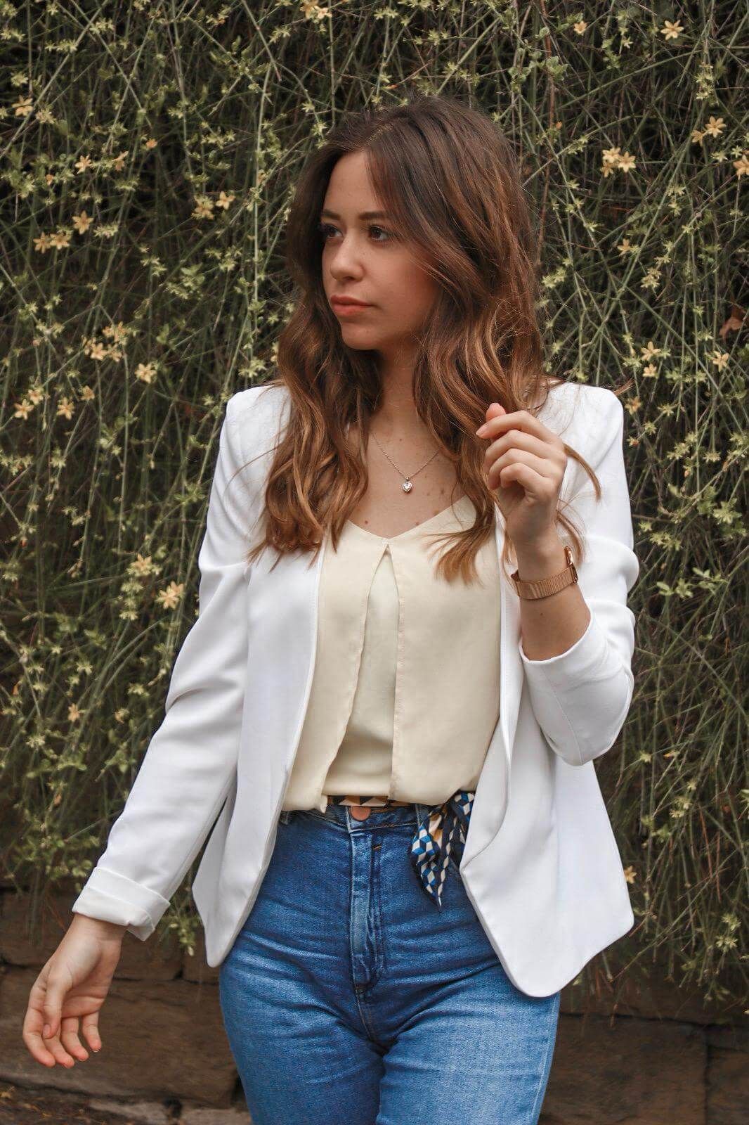 How do we combine the casual chic look ! White blazer, jeans and sneakers